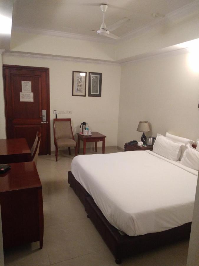 Hotel Bluestone Газиабад Экстерьер фото